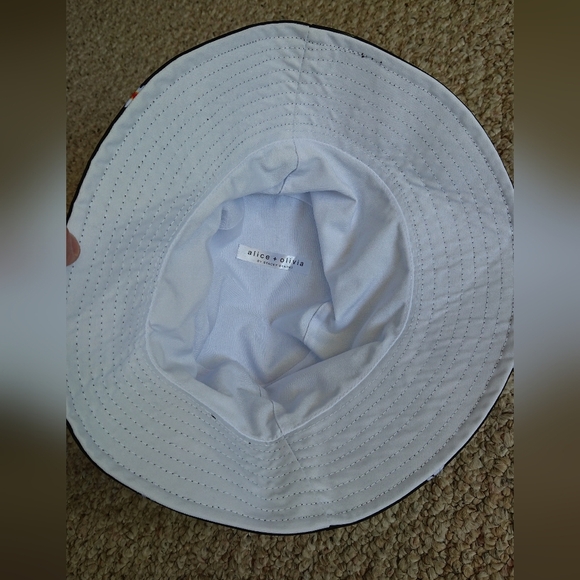 Alice + Olivia x FabFitFun Reversible Bucket Hat Black & White Daisy Print - Picture 2 of 11